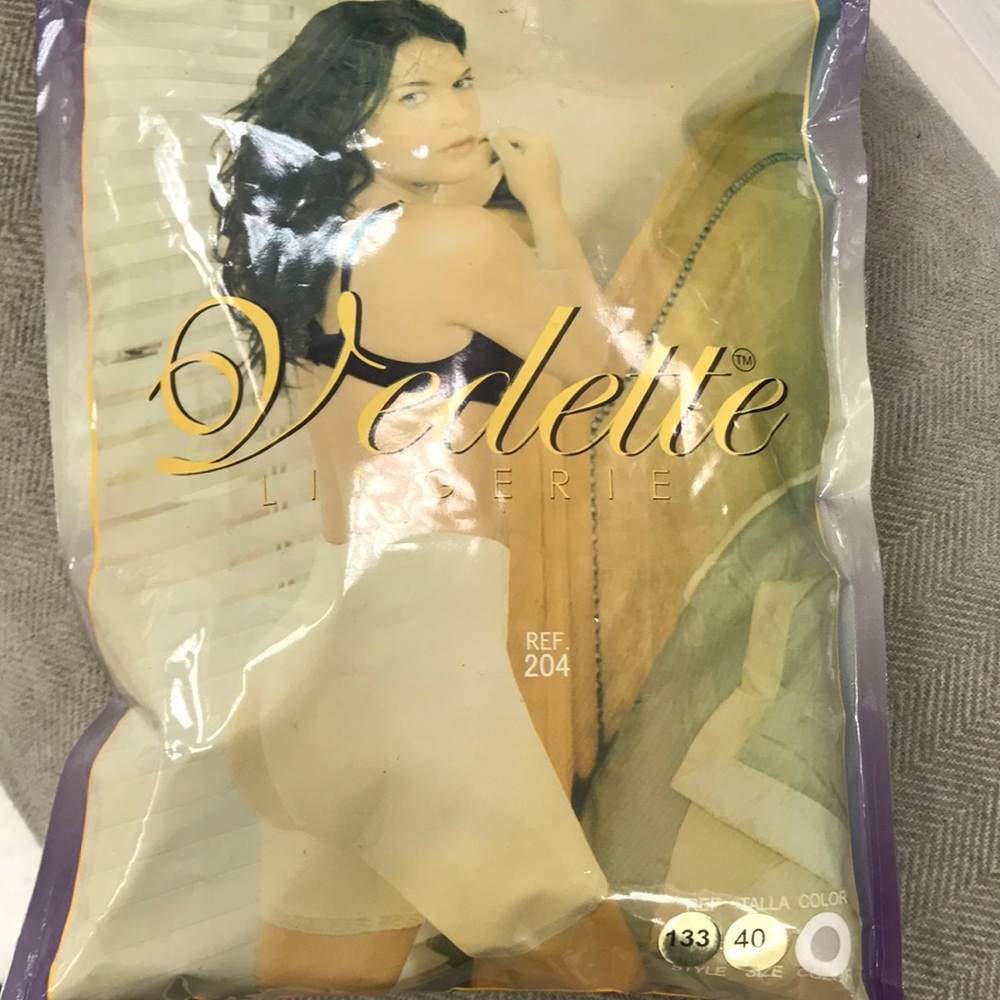 Waist cinch Vedette give you shapes and push your butt up